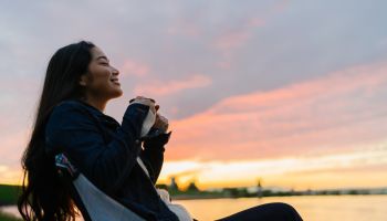 Photo of a girl enjoying a beautiful sky to illustrate the article 