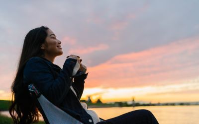 Photo of a girl enjoying a beautiful sky to illustrate the article 