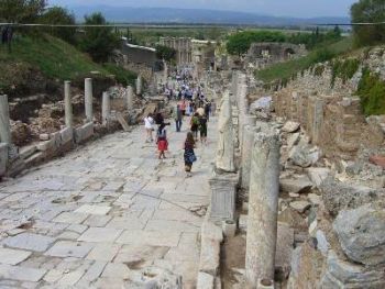 <p>The main street among the ruins of ancient&nbsp;Ephesus&nbsp;(photo by David Treybig).</p>