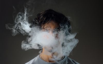 Photo of a person hidden behind a cloud of vapor to illustrate the article 